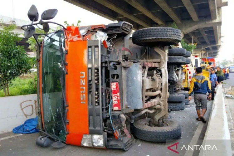 truk-sampah-terguling-di-kalimalang,-hindari-pengendara-motor-berkecepatan-tinggi-–-times-banyuwangi