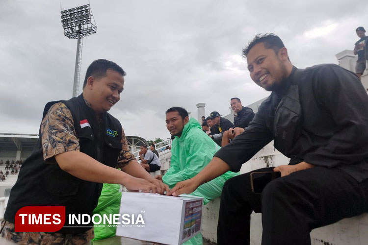 pembuka-liga-4,-persewangi-dan-ydsf-galang-dana-untuk-korban-bencana-sumatera-–-times-banyuwangi