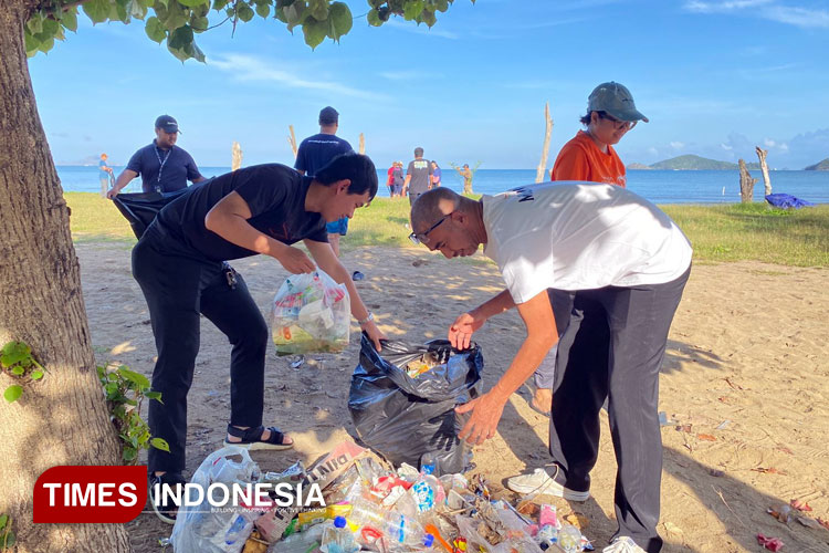 gerakan-wisata-bersih-bpolbf-sukses-kumpulkan-puluhan-kilogram-sampah-pantai-antlantis-–-times-banyuwangi
