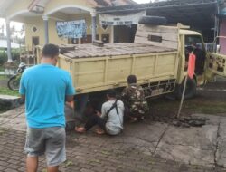 Sudah Jatuh Tertimpa Tangga, Batako Ditolak Proyek KDMP: Sopir Merugi Hingga Truk Nyemplung Selokan