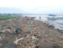 Pantai Cantik Tercekik Sampah, Warga Pesisir Bimorejo Hanya Bisa Pasrah Tiap Musim Hujan