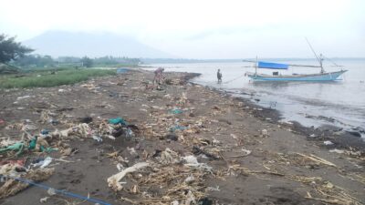 pantai-cantik-tercekik-sampah,-warga-pesisir-bimorejo-hanya-bisa-pasrah-tiap-musim-hujan