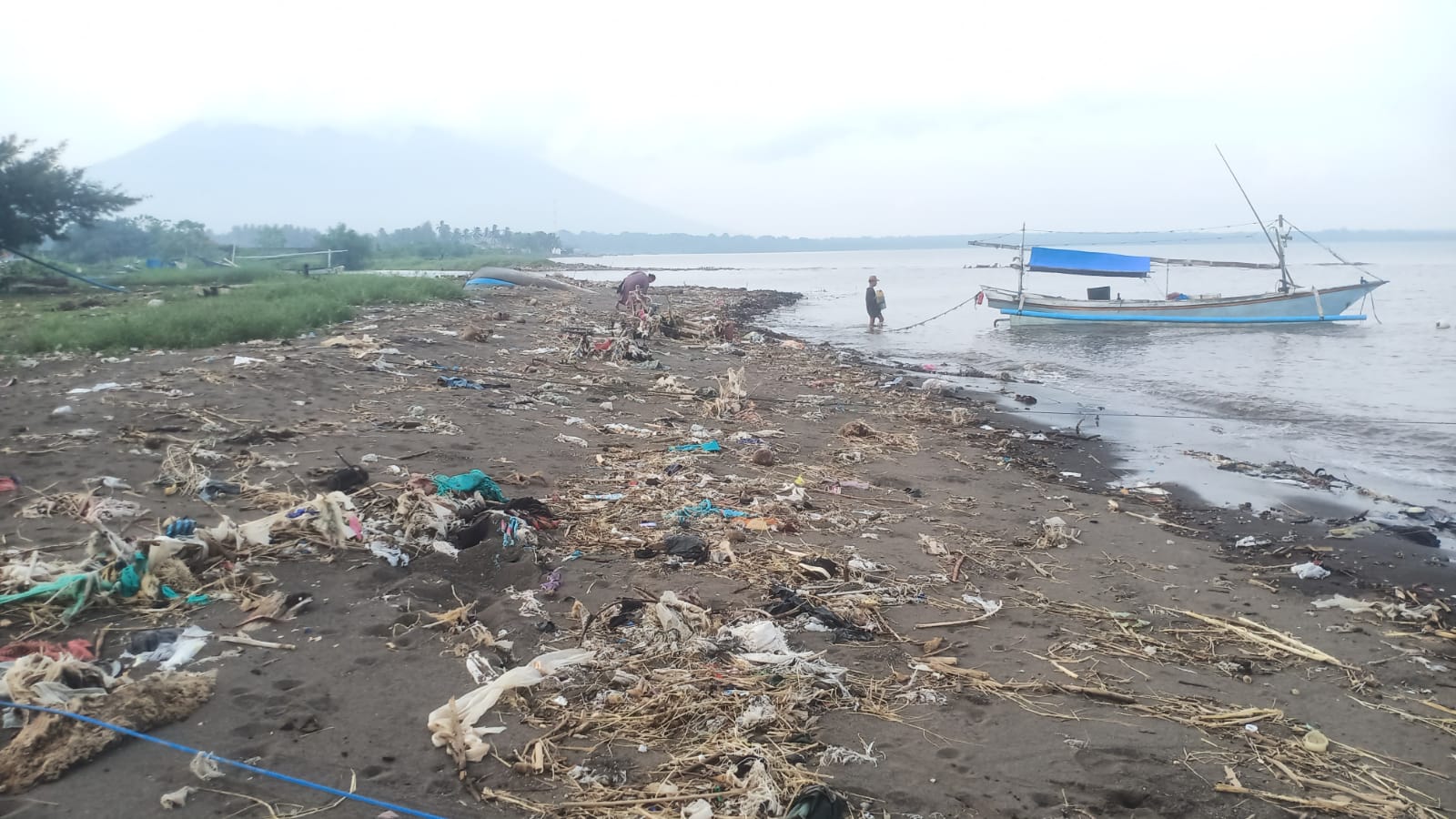 pantai-cantik-tercekik-sampah,-warga-pesisir-bimorejo-hanya-bisa-pasrah-tiap-musim-hujan