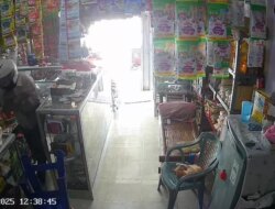 Aksi Pencuri Menguras Rokok di Toko Kelontong Parijatah Banyuwangi Terekam CCTV