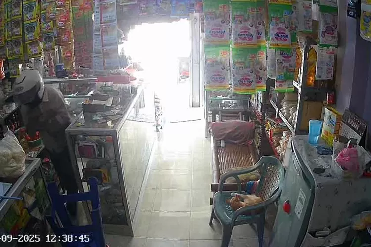aksi-pencuri-menguras-rokok-di-toko-kelontong-parijatah-banyuwangi-terekam-cctv