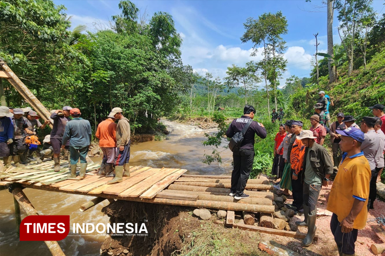 gercep-pulihkan-akses,-dua-jembatan-darurat-di-kedaton-tiris-probolinggo-terhubung-lagi-–-times-banyuwangi