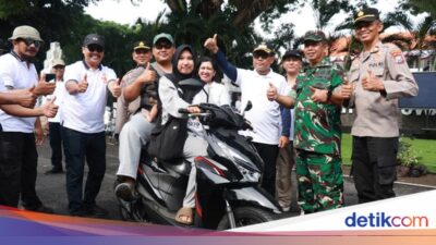 beruntungnya-warga-banyuwangi-menang-motor-di-undian-sipundiwangi