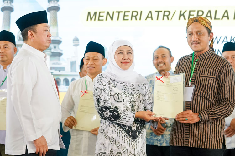 pemprov-jatim-serahkan-2532-sertifikat-tanah-wakaf-dan-tempat-ibadah-–-times-banyuwangi