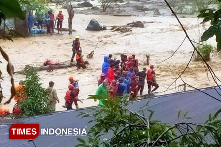 cuaca-ekstrem-picu-banjir-di-kota-padang,-warga-nanggalo-dan-pauh-mengungsi-–-times-banyuwangi