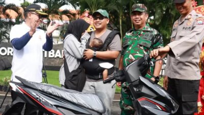 tri-agus-purnama-menang-motor-undian-sipundiwangi-banyuwangi,-menangis-haru-saat-nama-dipanggil-di-cfd