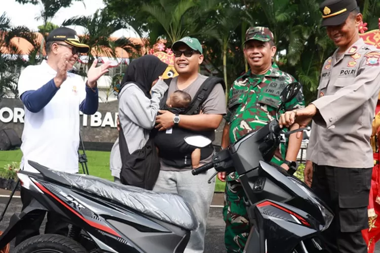 tri-agus-purnama-menang-motor-undian-sipundiwangi-banyuwangi,-menangis-haru-saat-nama-dipanggil-di-cfd