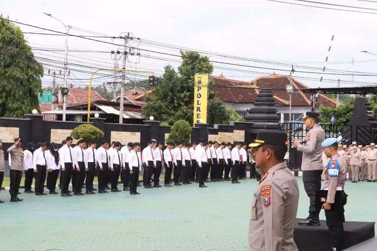 kapolresta-banyuwangi-pimpin-apel-jam-pimpinan,-tekankan-kesiapan-operasi-lilin-2025