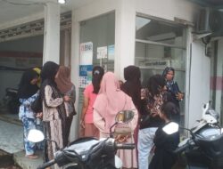 Perut Buncit Ikut Antre! Emak-Emak Serbu ATM Mandiri Bajulmati Demi Dana Bantuan