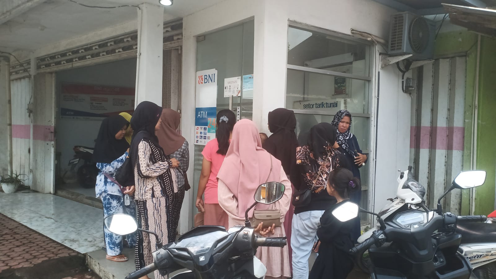 perut-buncit-ikut-antre!-emak-emak-serbu-atm-mandiri-bajulmati-demi-dana-bantuan
