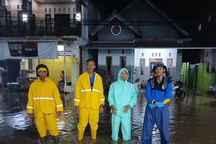 hujan-deras,-sungai-blambangan-meluap,-2-desa-di-muncar-terdampak