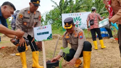 polresta-banyuwangi-dukung-penanaman-pohon-untuk-mitigasi-bencana-di-pesanggaran