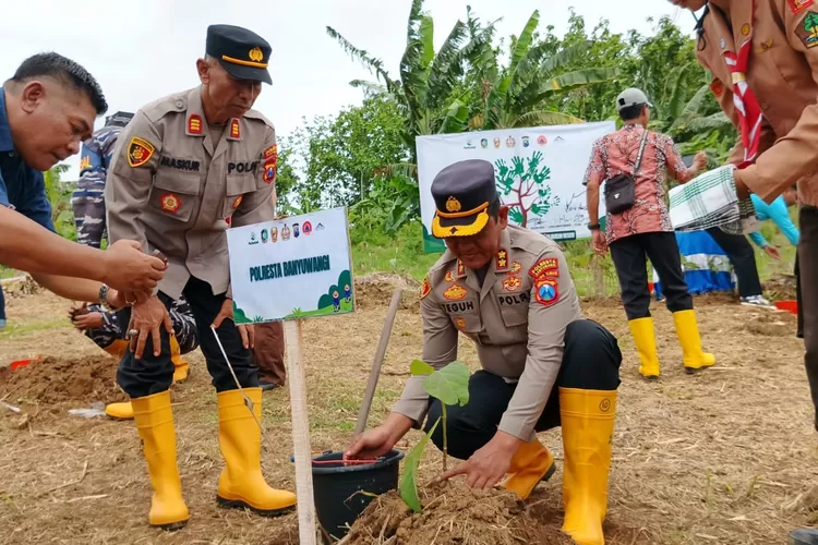 polresta-banyuwangi-dukung-penanaman-pohon-untuk-mitigasi-bencana-di-pesanggaran