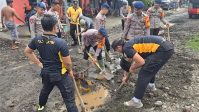 tanggap-cepat-tangani-banjir,-polresta-banyuwangi–tni-dan-stage-holder-turun-langsung-bersama-warga
