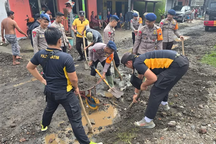 tanggap-cepat-tangani-banjir,-polresta-banyuwangi–tni-dan-stage-holder-turun-langsung-bersama-warga