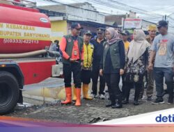Banjir Muncar, Bupati Ipuk Kerahkan Alat Berat-Bagikan 1.500 Nasi Bungkus