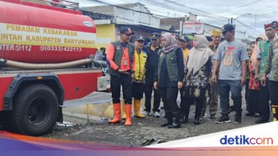 banjir-muncar,-bupati-ipuk-kerahkan-alat-berat-bagikan-1.500-nasi-bungkus