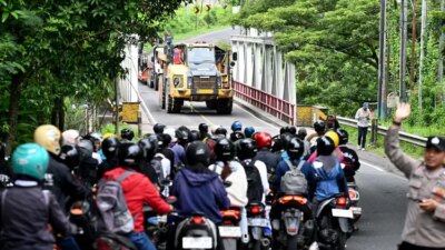 truk-trailer-angkut-alat-berat-terperosok-di-jembatan-tambong-kabat,-lalu-lintas-banyuwangi-jember-tersendat