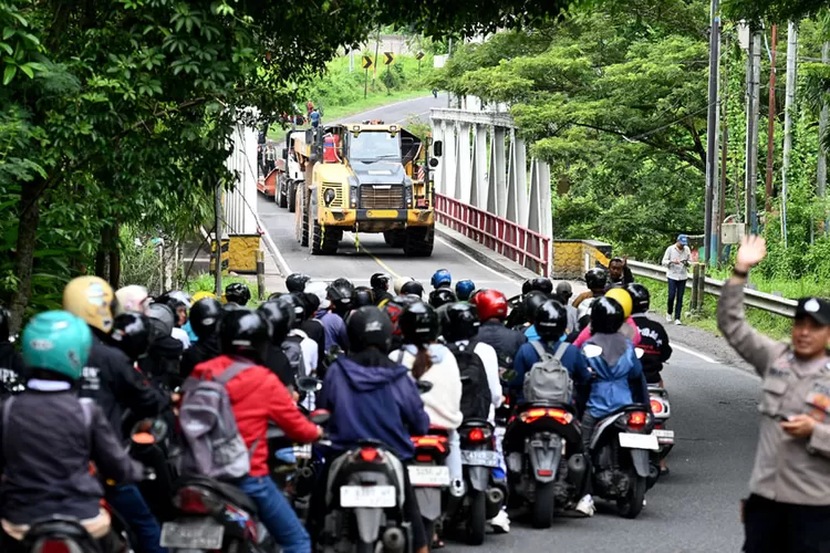 truk-trailer-angkut-alat-berat-terperosok-di-jembatan-tambong-kabat,-lalu-lintas-banyuwangi-jember-tersendat