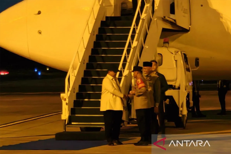 presiden-prabowo-tiba-di-padang,-kembali-tinjau-daerah-terdampak-bencana-di-sumatra-barat-–-times-banyuwangi