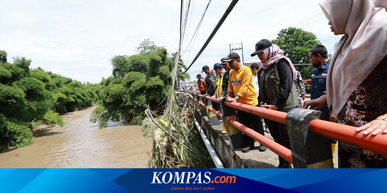 tumpukan-sampah-dan-bambu-hanyut-jadi-biang-banjir-di-muncar-banyuwangi