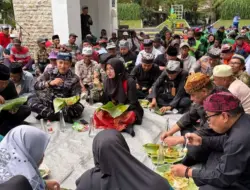 Peringati Hari Jadi Banyuwangi, Bupati Makan Nasi Bungkus Bersama Petugas Kebersihan, Hingga Ojol