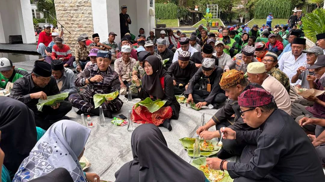 peringati-hari-jadi-banyuwangi,-bupati-makan-nasi-bungkus-bersama-petugas-kebersihan,-hingga-ojol