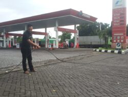 Kabel Telkom Melintang di Pintu SPBU Bajulmati, Pengelola Waswas: Tiga Hari Terbengkalai, Pengendara Terancam