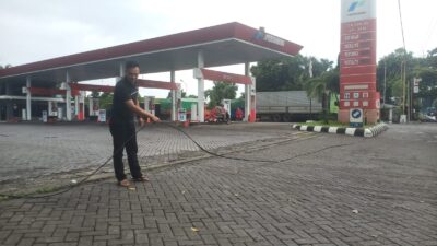 kabel-telkom-melintang-di-pintu-spbu-bajulmati,-pengelola-waswas:-tiga-hari-terbengkalai,-pengendara-terancam