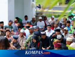 Momen Bupati Ipuk Lesehan Makan Bareng Juru Parkir, Tukang Becak hingga Petugas Kebersihan