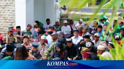 momen-bupati-ipuk-lesehan-makan-bareng-juru-parkir,-tukang-becak-hingga-petugas-kebersihan