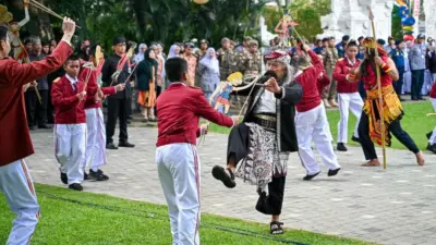 murid-sekolah-rakyat-di-banyuwangi-tampilkan-fragmen-sejarah-perang-puputan-bayu