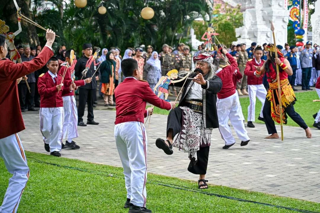 murid-sekolah-rakyat-di-banyuwangi-tampilkan-fragmen-sejarah-perang-puputan-bayu