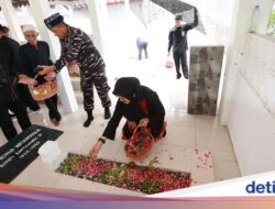 Saat Bupati Ipuk Ziarah ke Pusara Bupati Pertama Banyuwangi