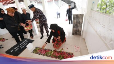 saat-bupati-ipuk-ziarah-ke-pusara-bupati-pertama-banyuwangi