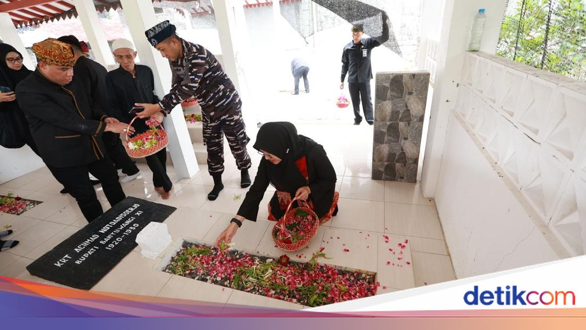 saat-bupati-ipuk-ziarah-ke-pusara-bupati-pertama-banyuwangi