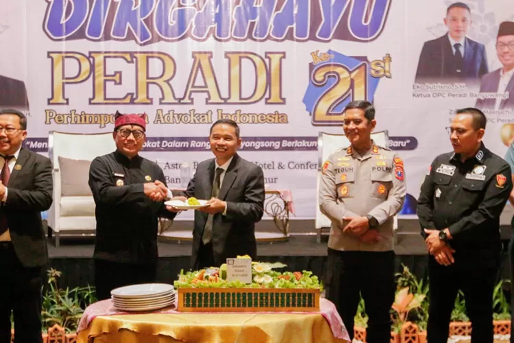 hut-ke-21-peradi-banyuwangi-diperingati-bersama-harjaba-ke-254,-perkuat-sinergi-bantuan-hukum-desa