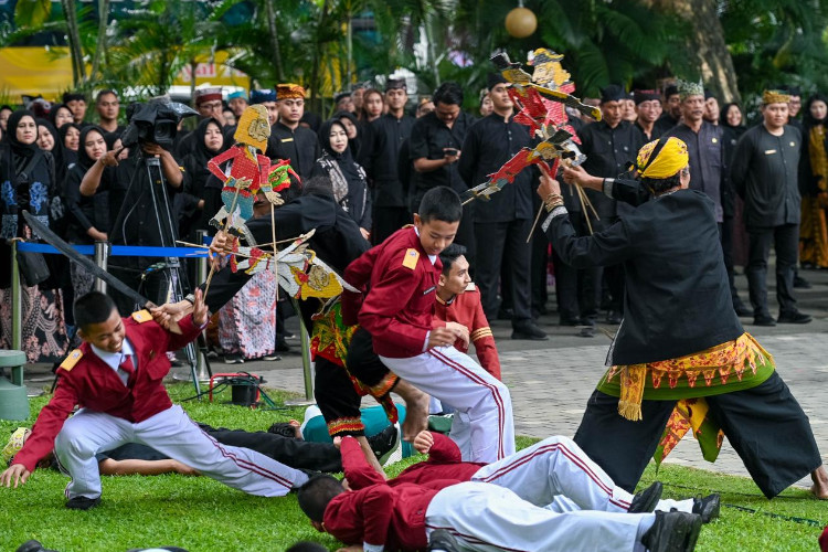 hari-jadi-ke-254-banyuwangi,-siswa-sekolah-rakyat-sajikan-cerita-perang-puputan-bayu-–-times-banyuwangi