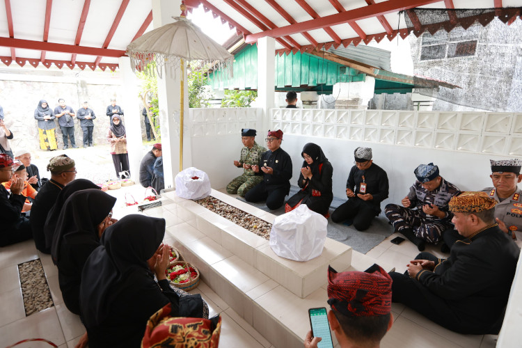 hari-jadi-banyuwangi,-bupati-ipuk-ziarah-makam-para-pendiri-daerah-–-times-banyuwangi