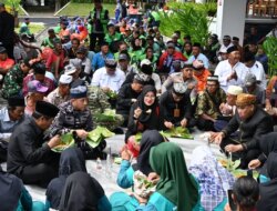 Harjaba ke-254 Banyuwangi Digelar Sederhana, Bupati Ipuk Makan Nasi Bungkus Bareng Warga