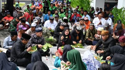 harjaba-ke-254-banyuwangi-digelar-sederhana,-bupati-ipuk-makan-nasi-bungkus-bareng-warga