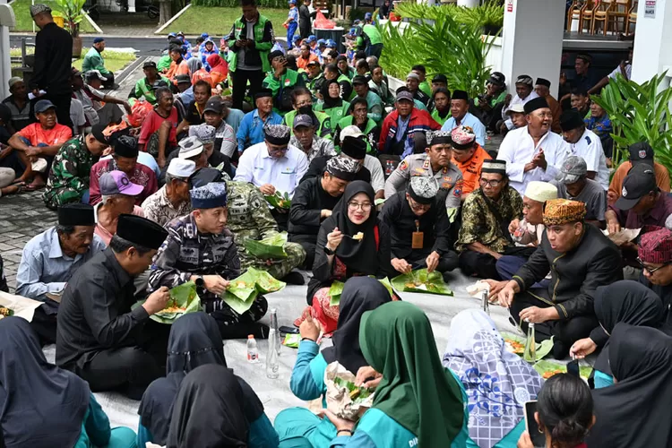 harjaba-ke-254-banyuwangi-digelar-sederhana,-bupati-ipuk-makan-nasi-bungkus-bareng-warga