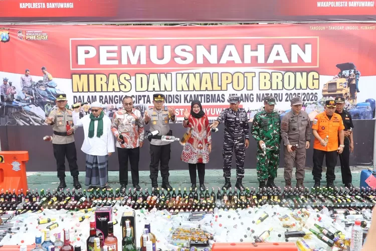 cegah-gangguan-kamtibmas,-polresta-banyuwangi-musnahkan-miras-dan-knalpot-brong
