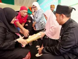 Rangkaian Harjaba, Bupati Banyuwangi Serahkan Bantuan Kaki Palsu Hingga Al-Qur’an Braille