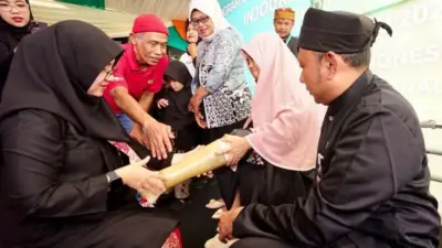 rangkaian-harjaba,-bupati-banyuwangi-serahkan-bantuan-kaki-palsu-hingga-al-qur’an-braille