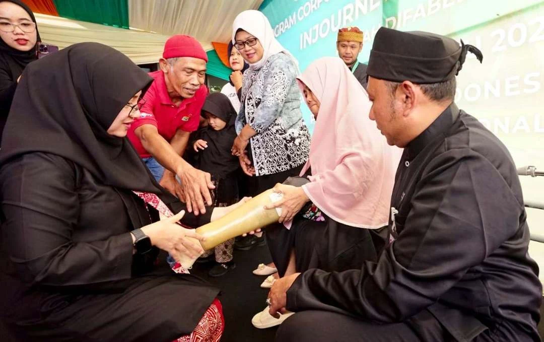 rangkaian-harjaba,-bupati-banyuwangi-serahkan-bantuan-kaki-palsu-hingga-al-qur’an-braille